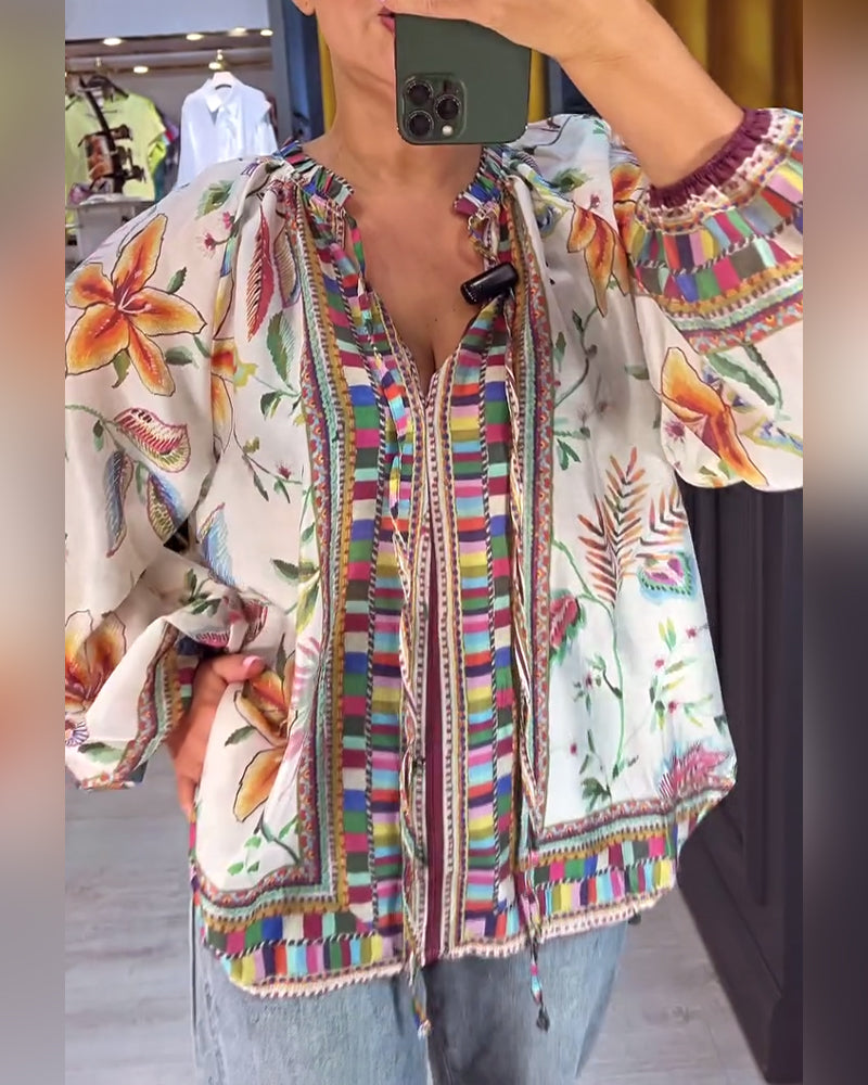 Sexet bluse med V-hals og moderigtigt print
