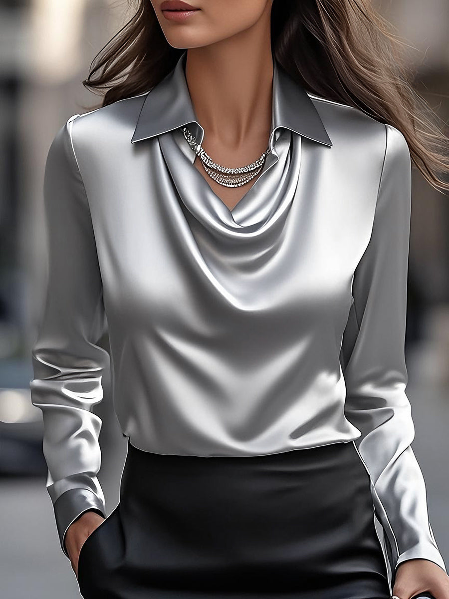 Elegant hvid satinbluse med draperet halsudskæring