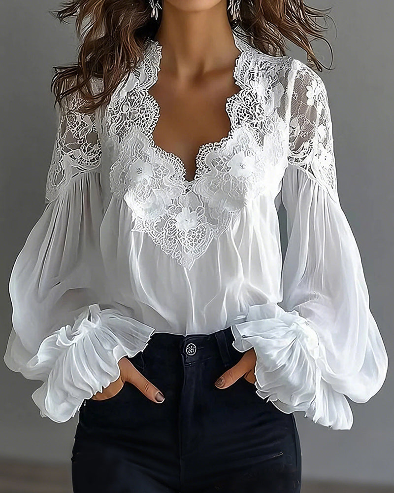 Patchwork-bluse i blonder med V-udskæring