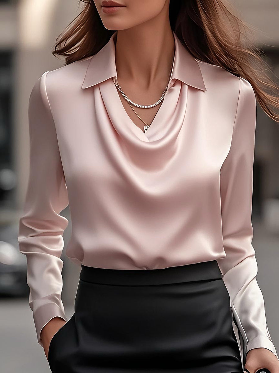 Elegant hvid satinbluse med draperet halsudskæring