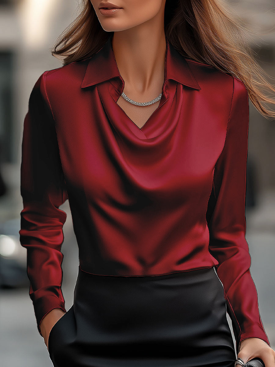 Elegant hvid satinbluse med draperet halsudskæring