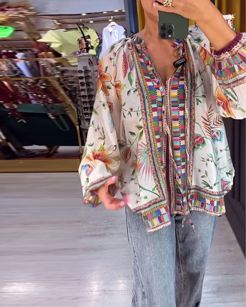 Sexet bluse med V-hals og moderigtigt print
