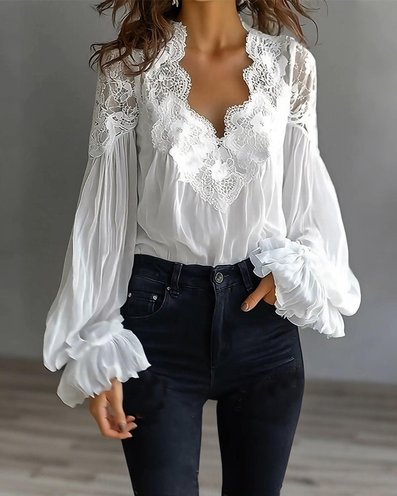Patchwork-bluse i blonder med V-udskæring