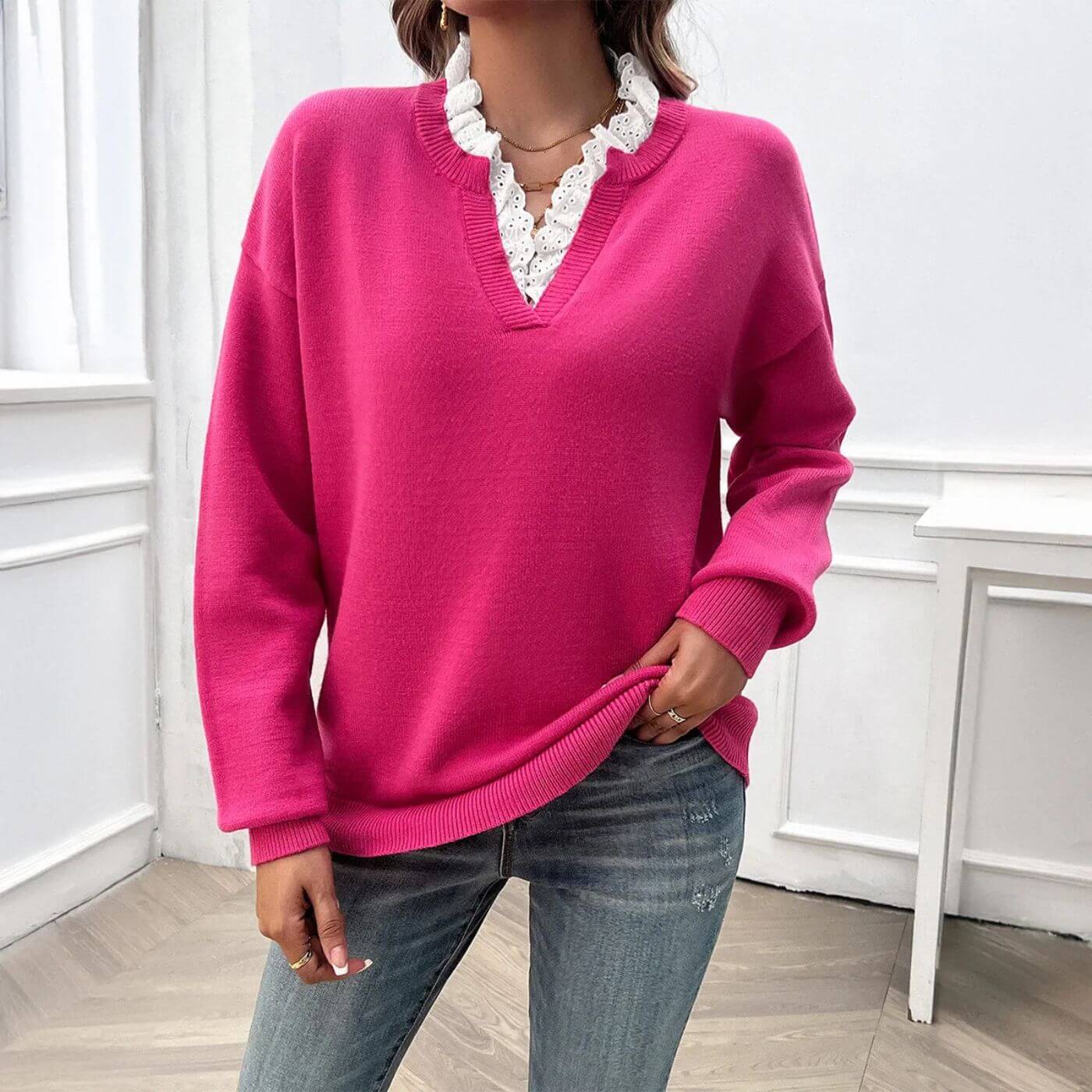 Renata™ – Elegant Strik med Blondekrave