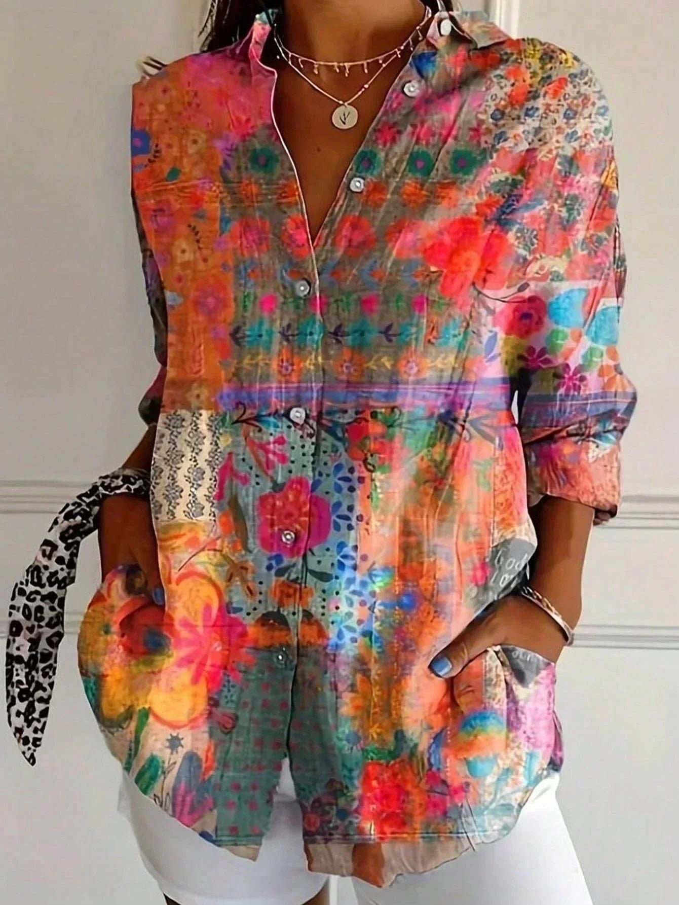 Astrid | Bluse med farverige mønstre