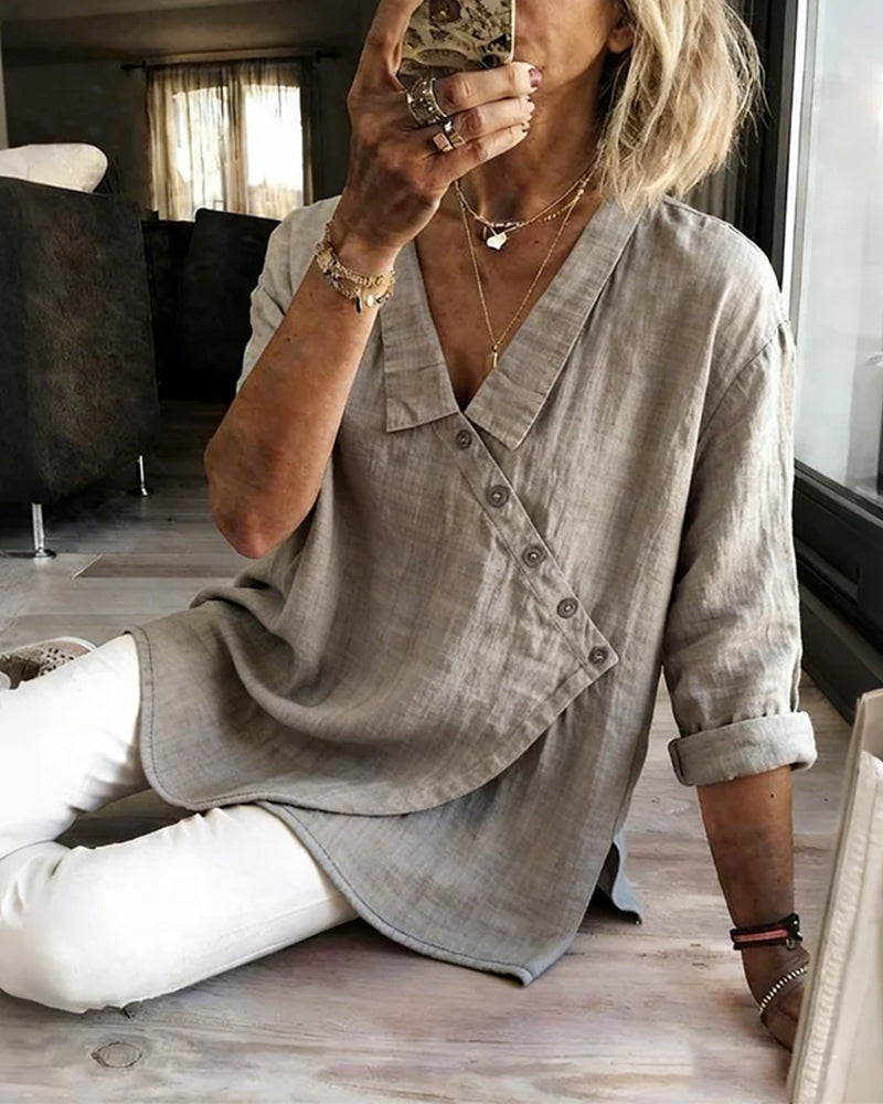 Asymmetrisk bluse med krave og diagonal knapning