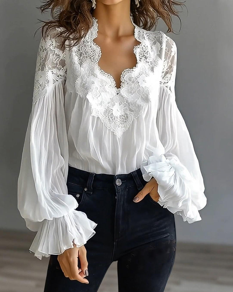 Patchwork-bluse i blonder med V-udskæring