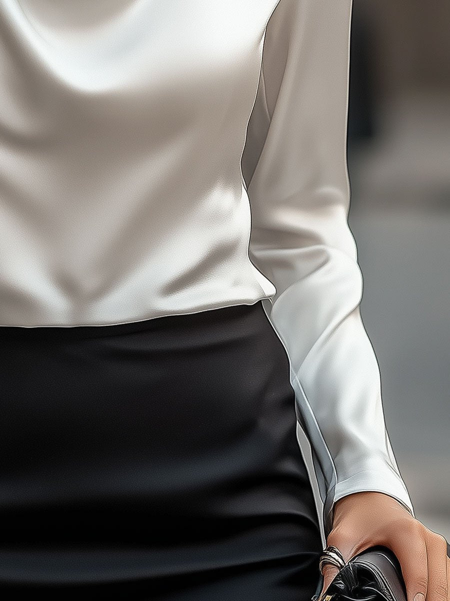 Elegant hvid satinbluse med draperet halsudskæring