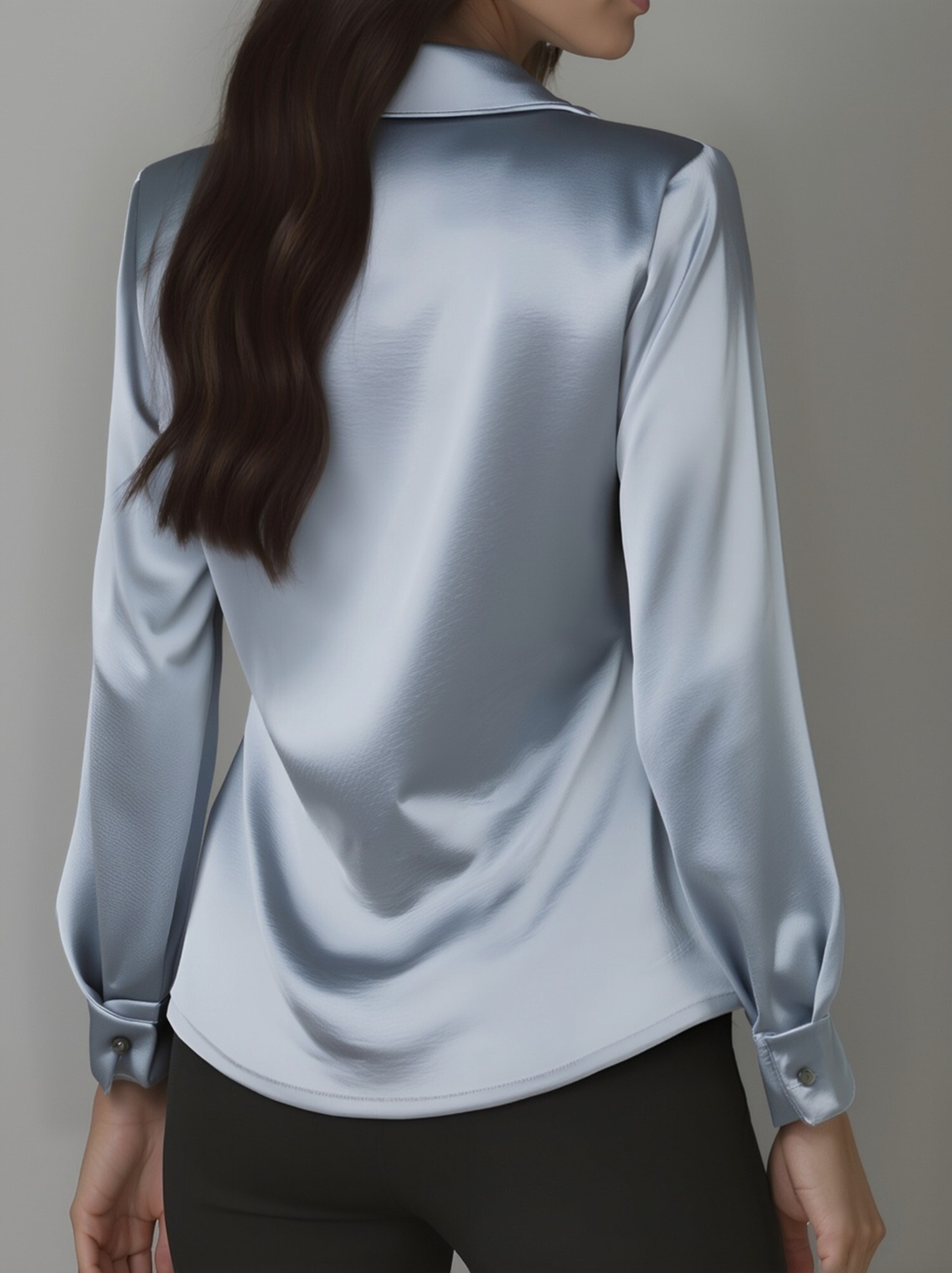 Elegant hvid satinbluse med draperet halsudskæring